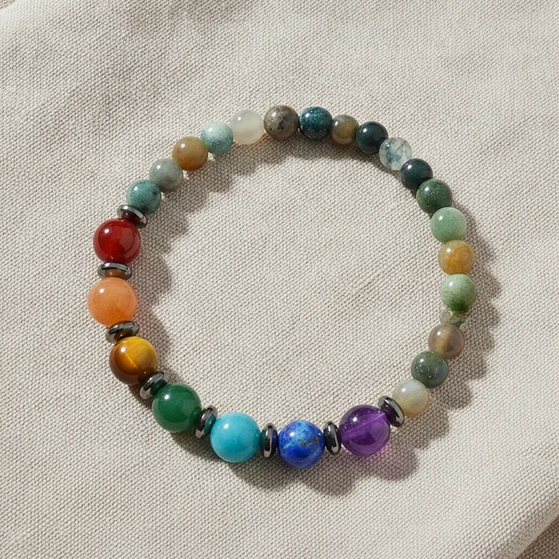Bracelet 7 chakras posé sur lin clair