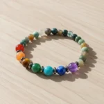 7-chakras-classique-bois Bracelet 7 chakras de trois quarts sur bois clair