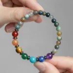 7-chakras-classique-main-ouvert Bracelet 7 chakras classique tenu en main, les sept perles visibles