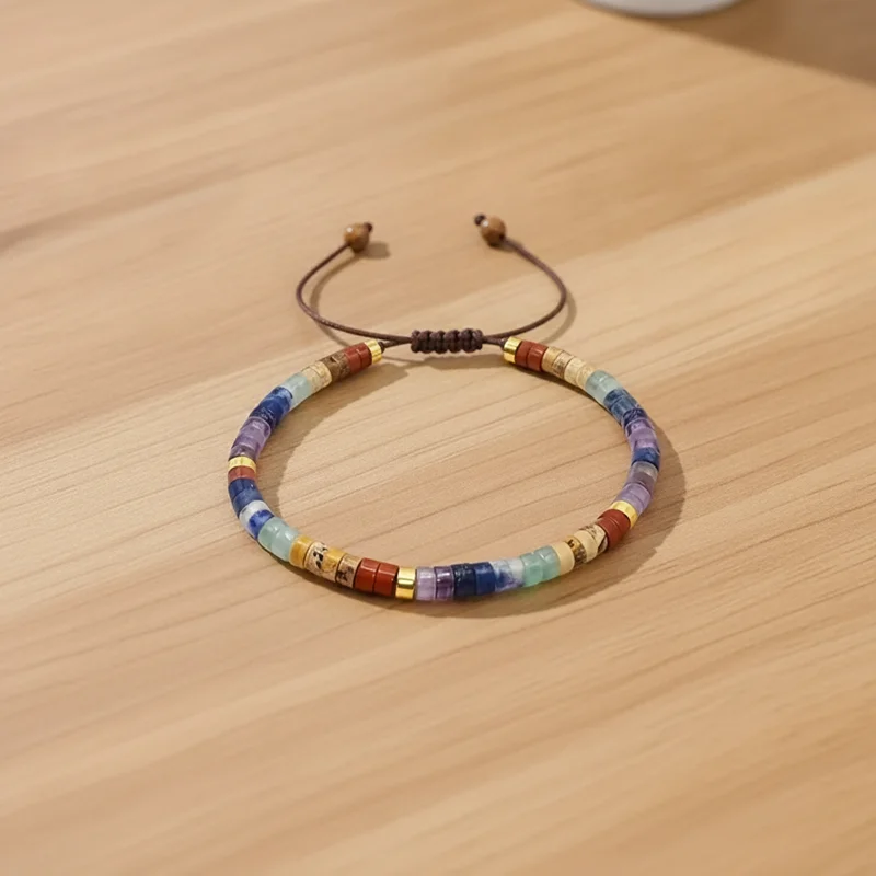 Bracelet 7 chakras femme sur une coiffeuse claire
