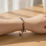 Bracelet 7 chakras femme porté à un poignet fin