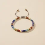 Bracelet 7 chakras femme en perles heishi sur fond clair