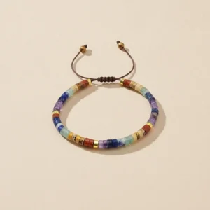 Bracelet 7 chakras femme en perles heishi sur fond clair