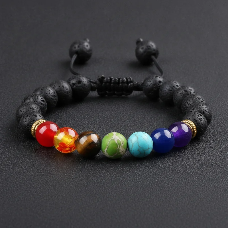 Détail des sept pierres des chakras sur la lave noire