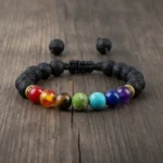 7-chakras-homme-bois Bracelet 7 chakras homme posé sur bois foncé