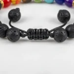 7-chakras-homme-cordon-macro Gros plan sur le cordon coulissant tressé du bracelet