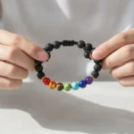 7-chakras-homme-main-ouvert Bracelet 7 chakras homme tenu en main, les sept perles visibles