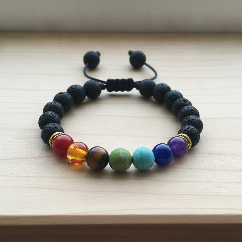 Bracelet 7 chakras homme près d'une fenêtre