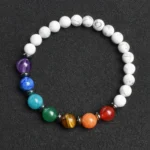 7-chakras-howlite-macro Perles de howlite et chakras en gros plan