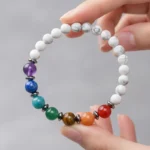 7-chakras-howlite-main-ouvert Bracelet 7 chakras howlite tenu en main, les sept perles visibles
