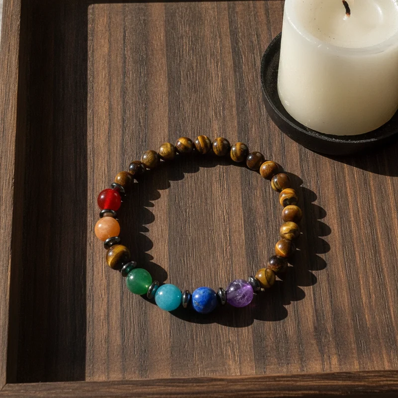 Bracelet 7 chakras oeil de tigre dans une ambiance chaude