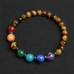 Perles d'oeil de tigre et chakras en gros plan
