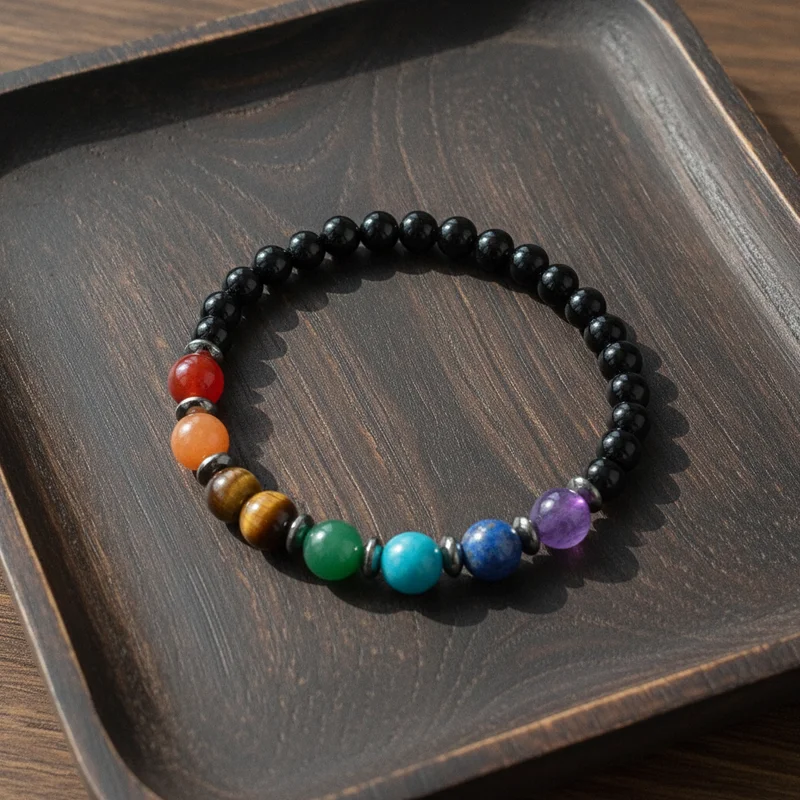 Bracelet 7 chakras onyx dans une ambiance sobre