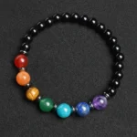 7-chakras-onyx-macro Perles d'onyx et chakras en gros plan
