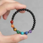 7-chakras-onyx-main-ouvert Bracelet 7 chakras onyx tenu en main, les sept perles visibles
