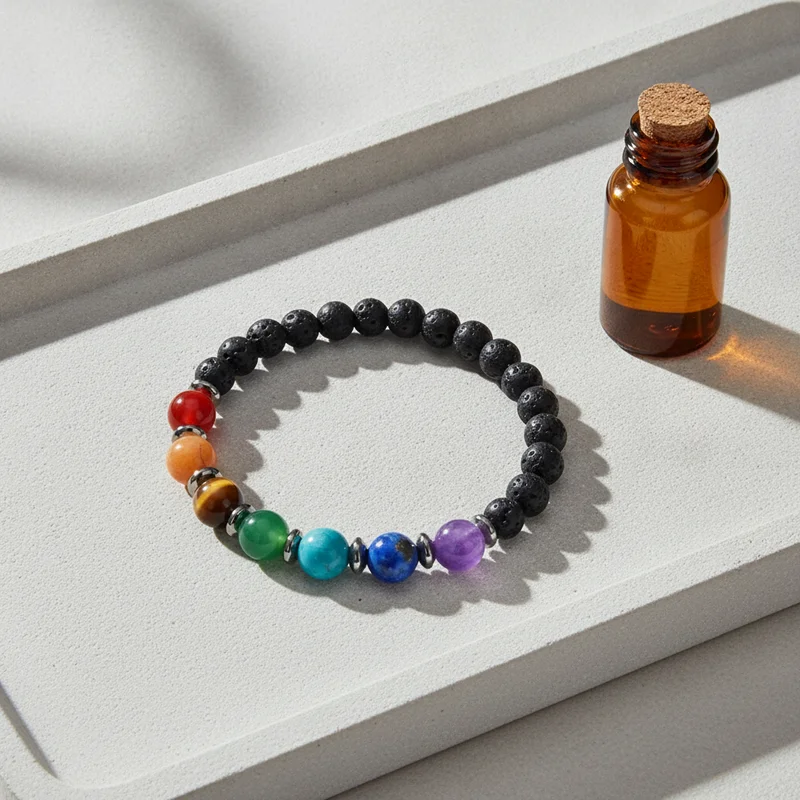 Bracelet 7 chakras pierre de lave dans une ambiance sobre