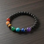 7-chakras-pierre-de-lave-bois Bracelet 7 chakras pierre de lave sur bois foncé