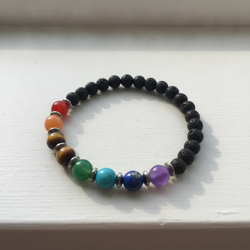 Bracelet 7 chakras pierre de lave près d'une fenêtre