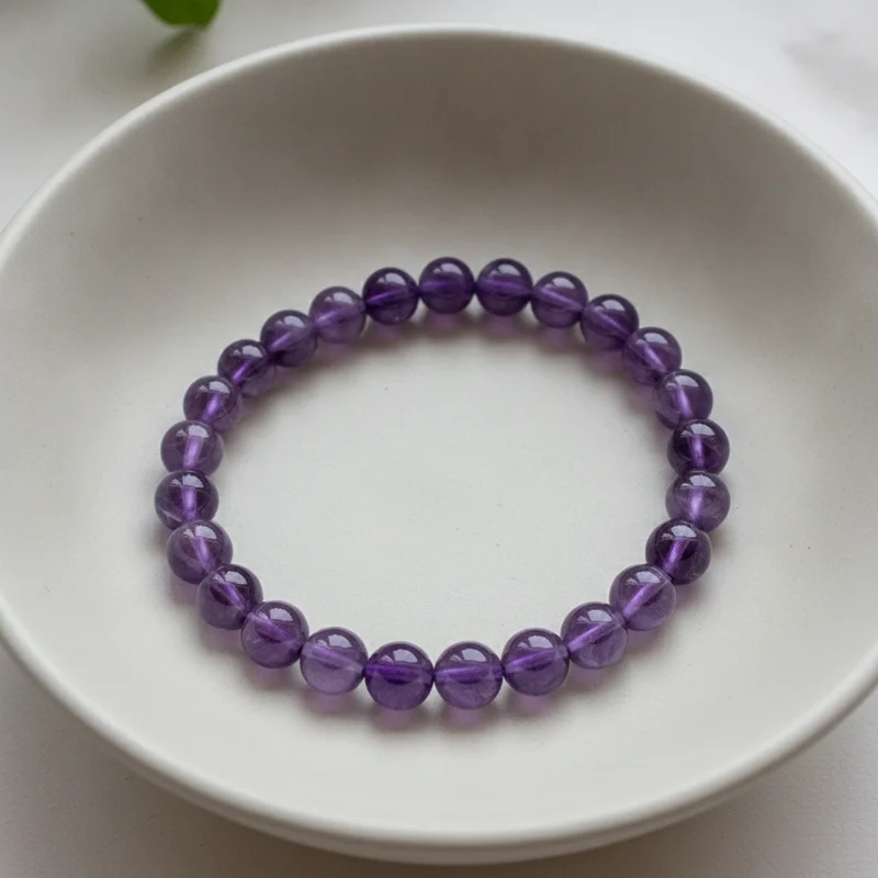 Bracelet améthyste dans une coupelle claire