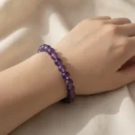 amethyste-poignet Bracelet améthyste porté au poignet