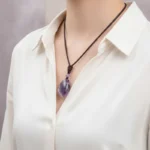 amethyste-porte Pendentif améthyste porté au cou d'une femme