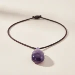 amethyste-studio-2 Pendentif améthyste posé à plat sur fond clair