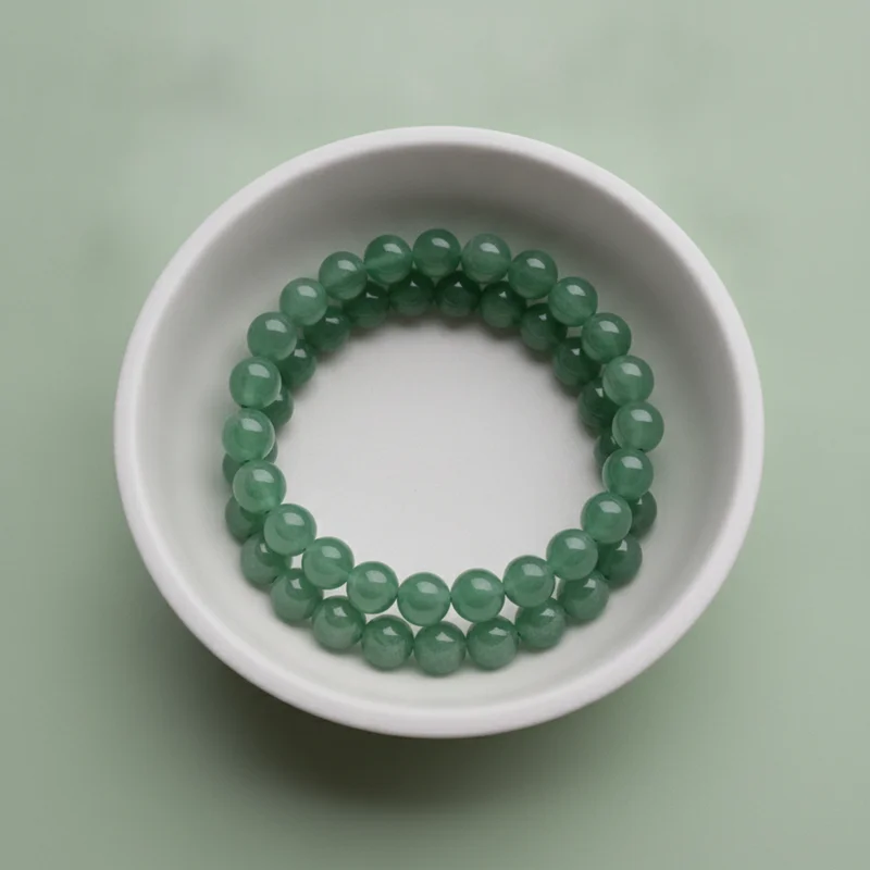 Bracelet aventurine verte dans une coupelle claire