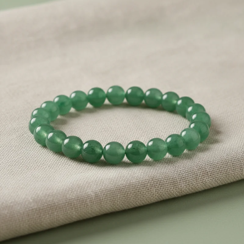 Bracelet aventurine verte posé sur du lin clair