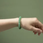 Bracelet aventurine verte porté au poignet