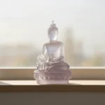 Statue Bouddha feng shui sur une étagère lumineuse