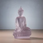 Statue Bouddha feng shui translucide sur fond neutre