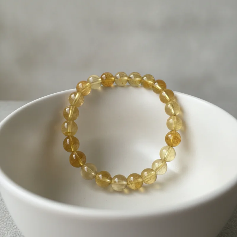 Bracelet citrine dans une coupelle claire