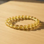 citrine-trois-quarts Bracelet citrine de trois quarts sur bois clair
