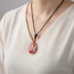cornaline-porte Pendentif cornaline porté au cou