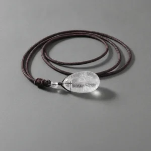 Pendentif cristal de roche posé à plat