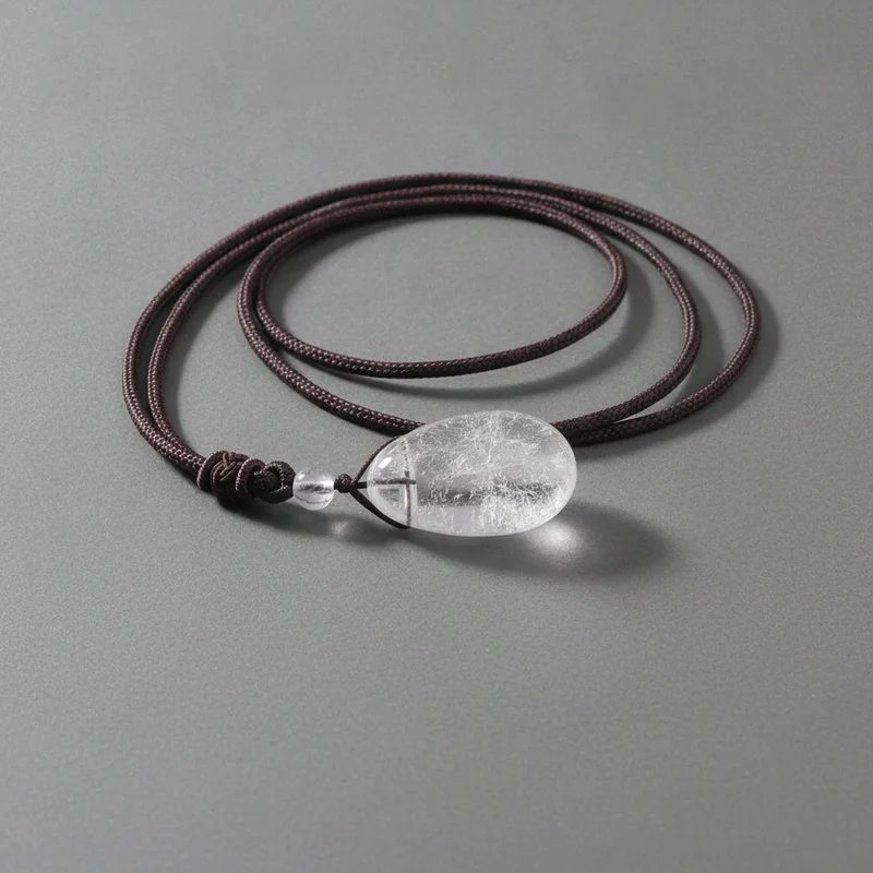 cristal-de-roche-studio Pendentif cristal de roche posé à plat