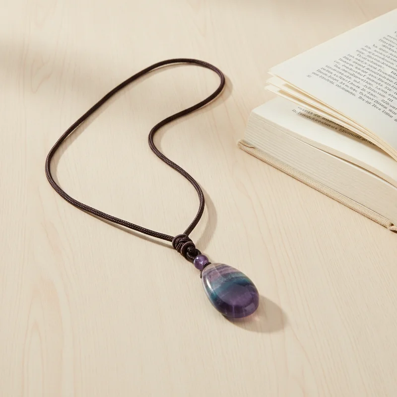 Pendentif fluorite dans une ambiance calme