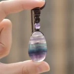 fluorite-main Goutte de fluorite tenue en main