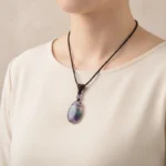 fluorite-porte Pendentif fluorite porté au cou