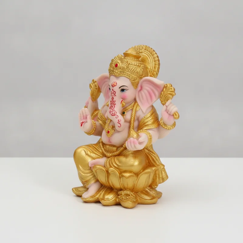 Statue Ganesh de trois-quarts, détails dorés