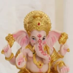 Gros plan sur la tête et la coiffe de Ganesh