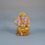 Statue Ganesh dorée sur fond neutre