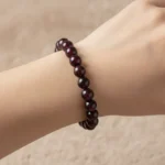 grenat-poignet Bracelet grenat porté au poignet