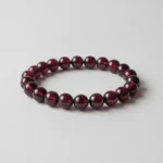 grenat-studio Bracelet grenat sur fond clair