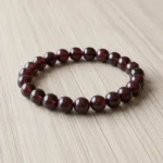 grenat-trois-quarts Bracelet grenat de trois quarts sur bois clair