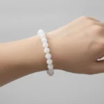 Bracelet jade blanc porté au poignet
