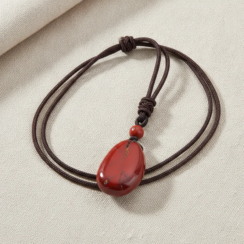 Pendentif jaspe rouge sur lin clair