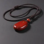 Goutte de jaspe rouge en gros plan macro