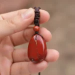 Goutte de jaspe rouge tenue en main