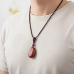 Pendentif jaspe rouge porté au cou